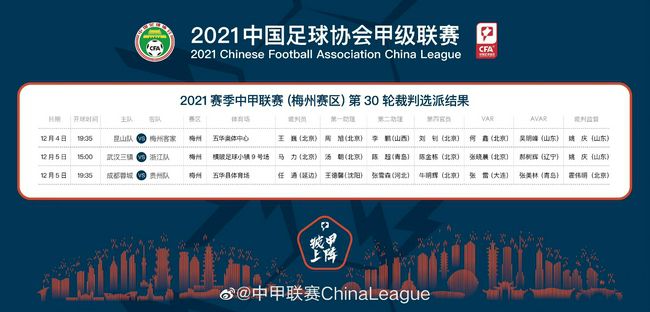 此次发布的影院回归版海报也似乎在向观众讲述同样的故事，盛开在战壕铁丝网上的樱花，让观众也感受到生活常态逐渐复苏